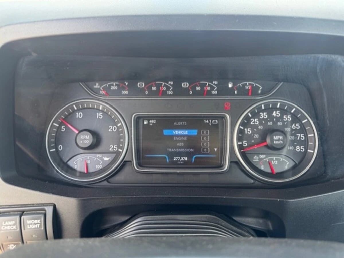 2019 International LT in Dodge City, KS — photo 8