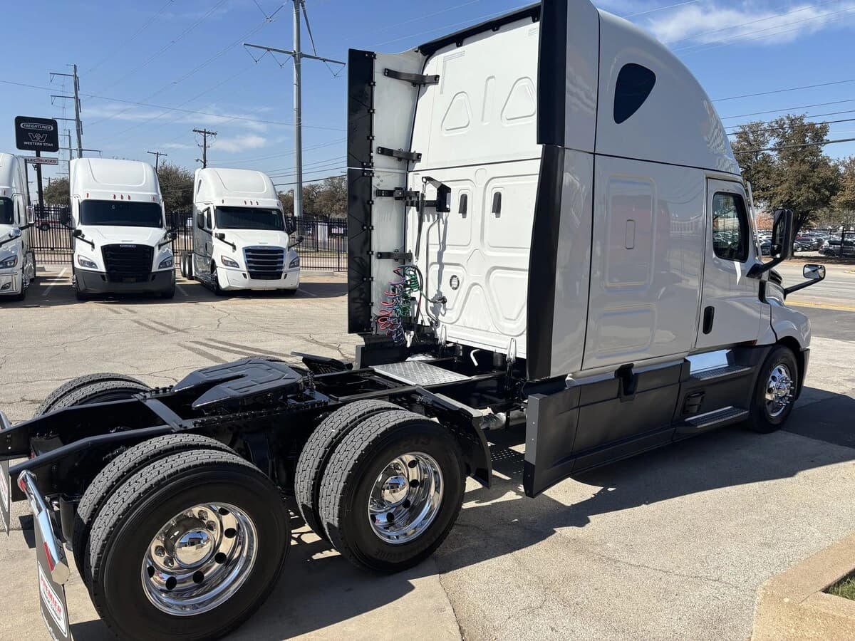 2024 Freightliner Cascadia in Dallas, TX — photo 5