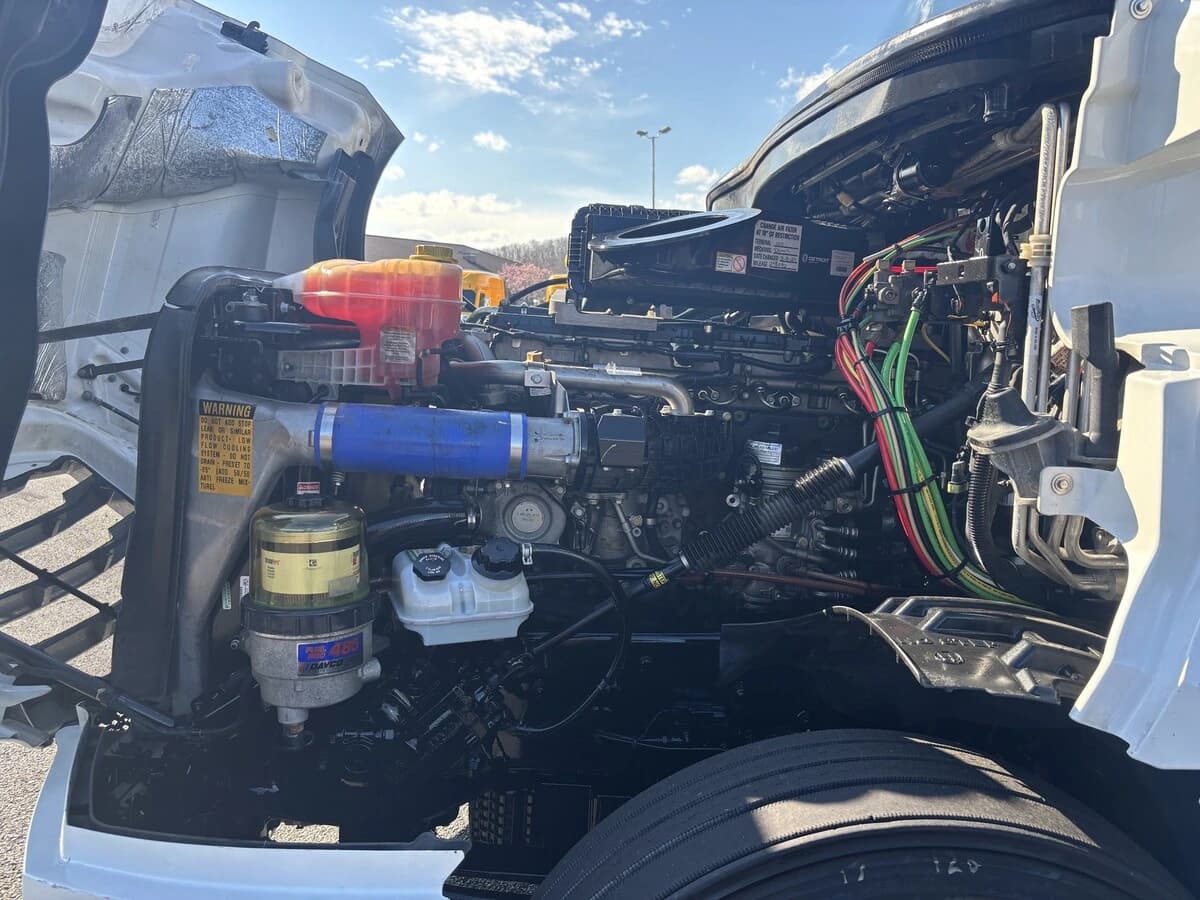 2021 Freightliner Cascadia in Knoxville, TN — photo 12