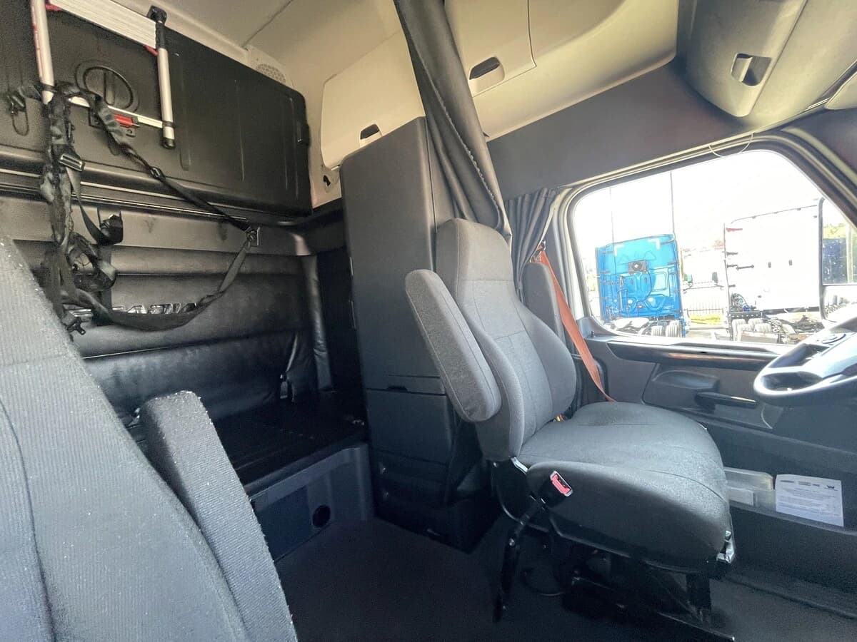 2023 Freightliner Cascadia in Chattanooga, TN — photo 6