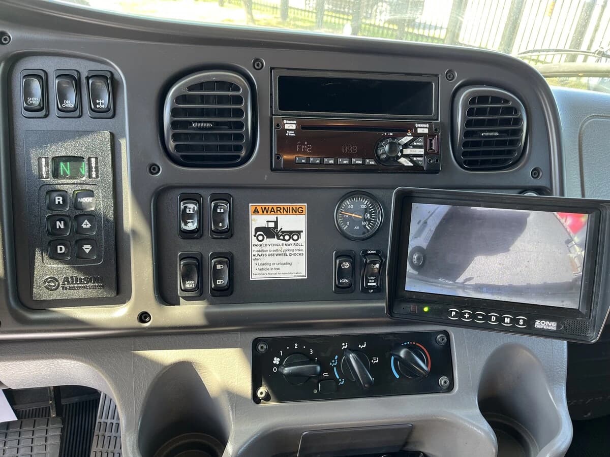 2019 Freightliner M2 106 in Hamilton, ON — photo 23