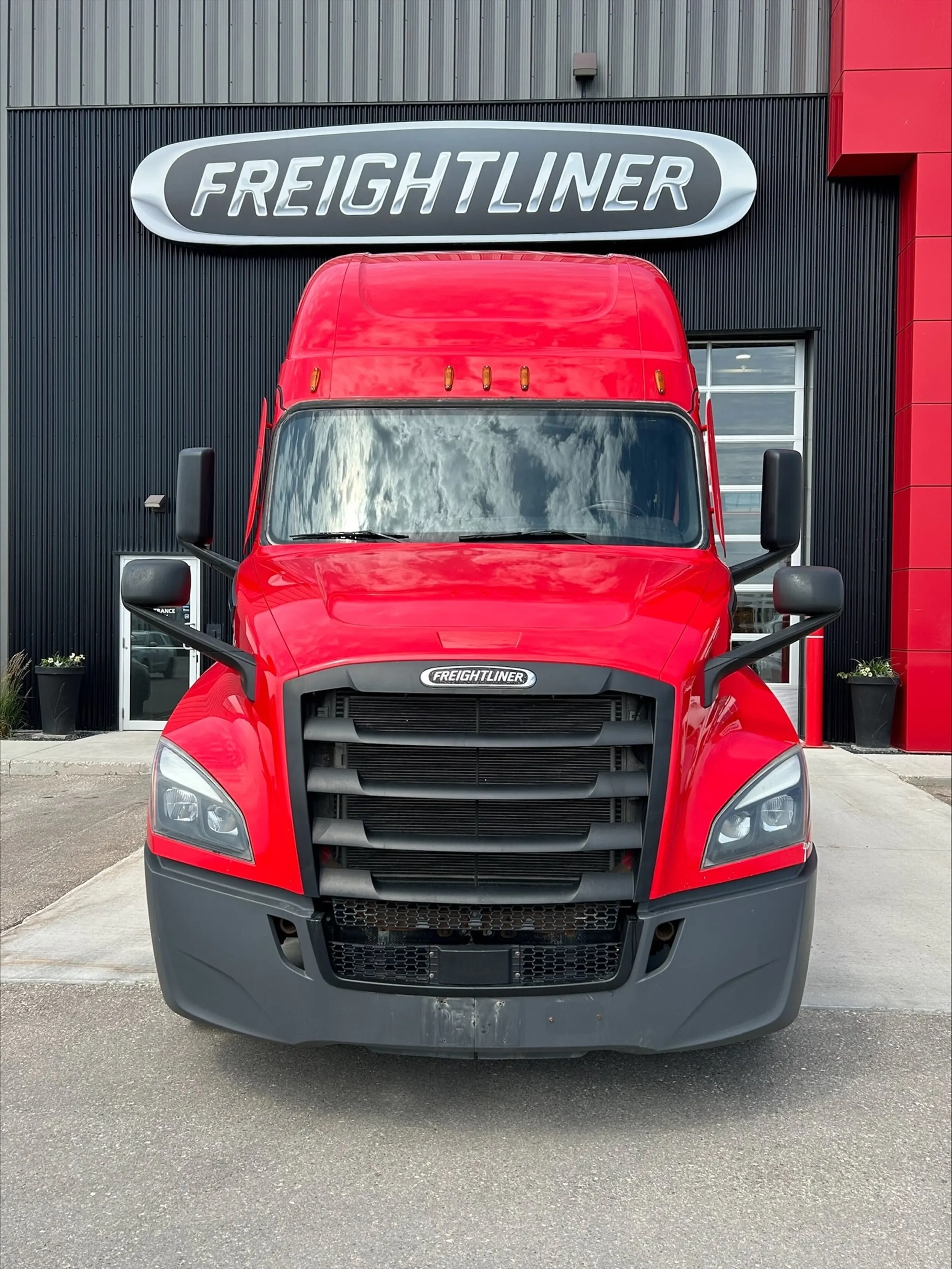 2020 Freightliner Cascadia in Winnipeg, MB — photo 2