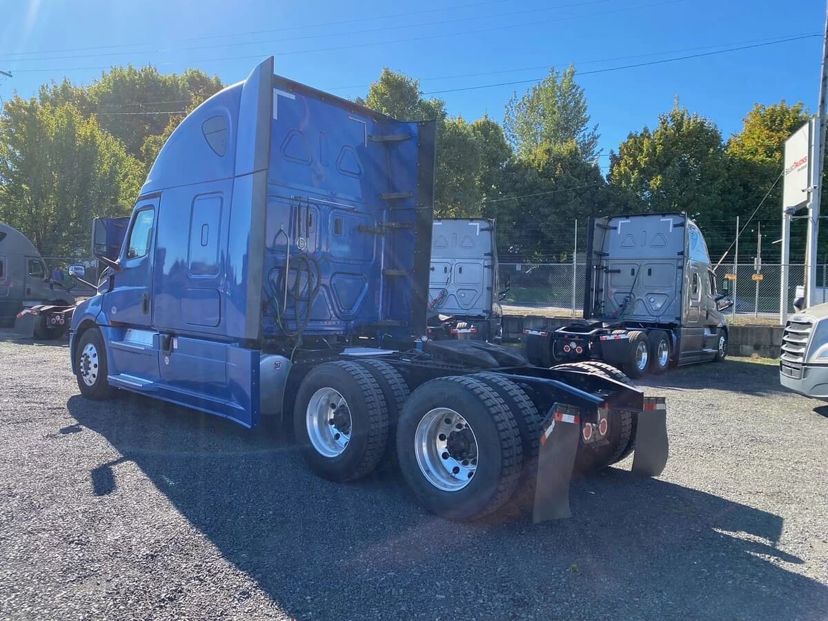 2021 Freightliner Cascadia in Portland, OR — photo 3