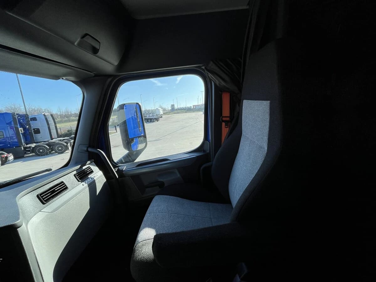 2022 Freightliner Cascadia in Kansas City, MO — photo 29