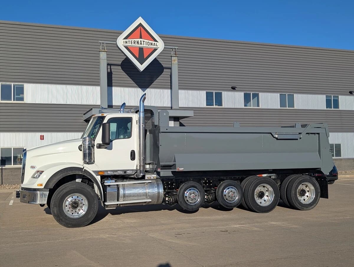 2025 International HX in Davenport, IA — photo 2
