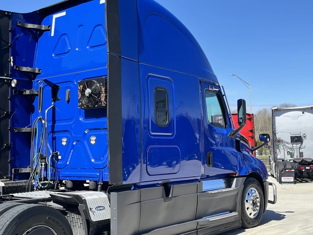 2022 Freightliner Cascadia in Kansas City, MO — photo 12