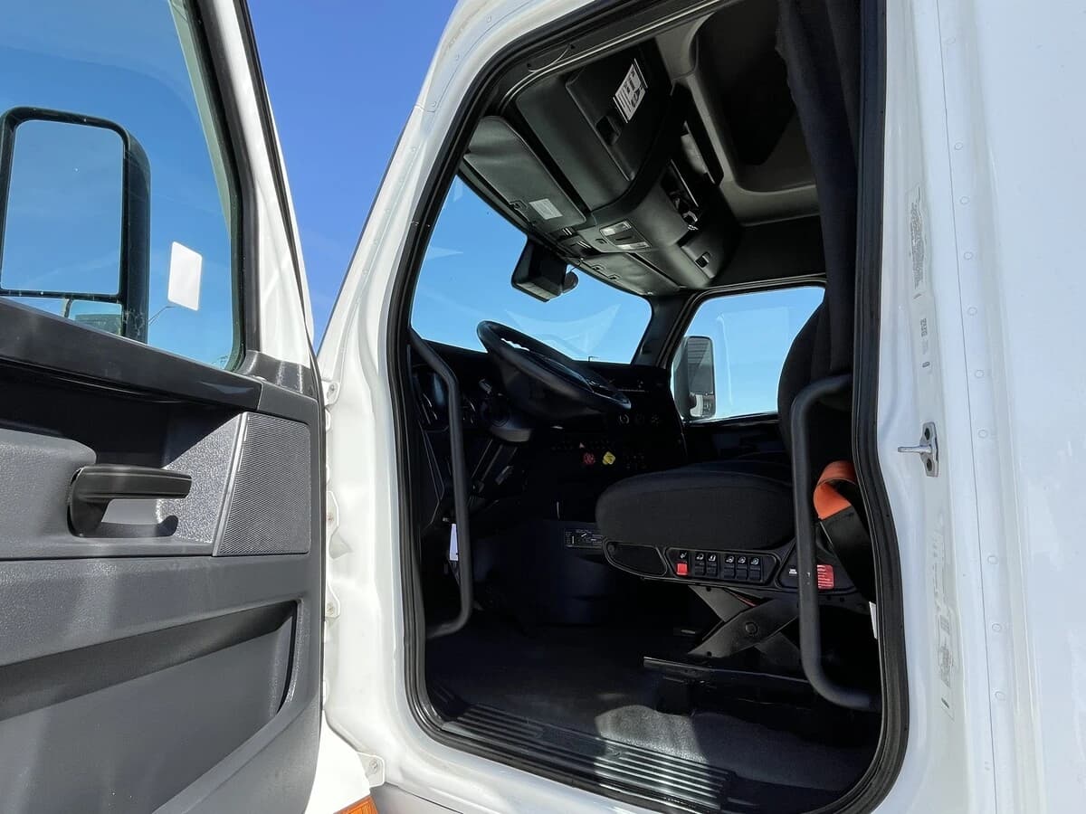 2023 Freightliner Cascadia in Chattanooga, TN — photo 24