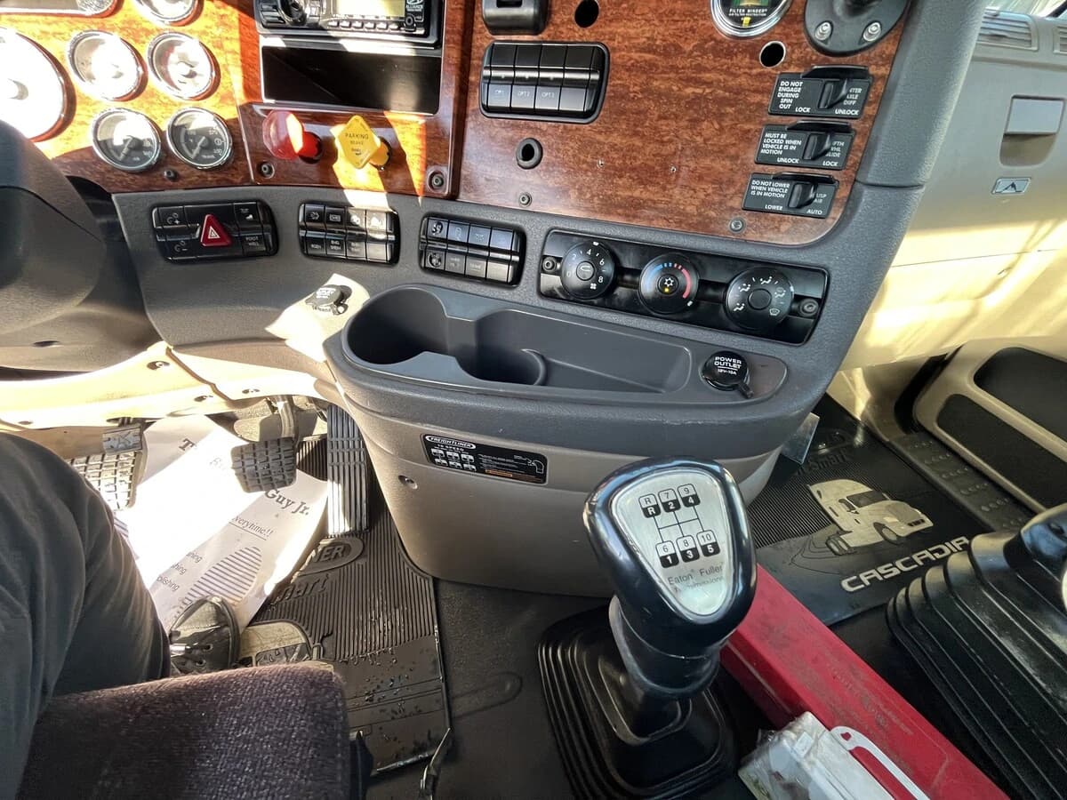 2012 Freightliner Cascadia in Mississauga, ON — photo 24
