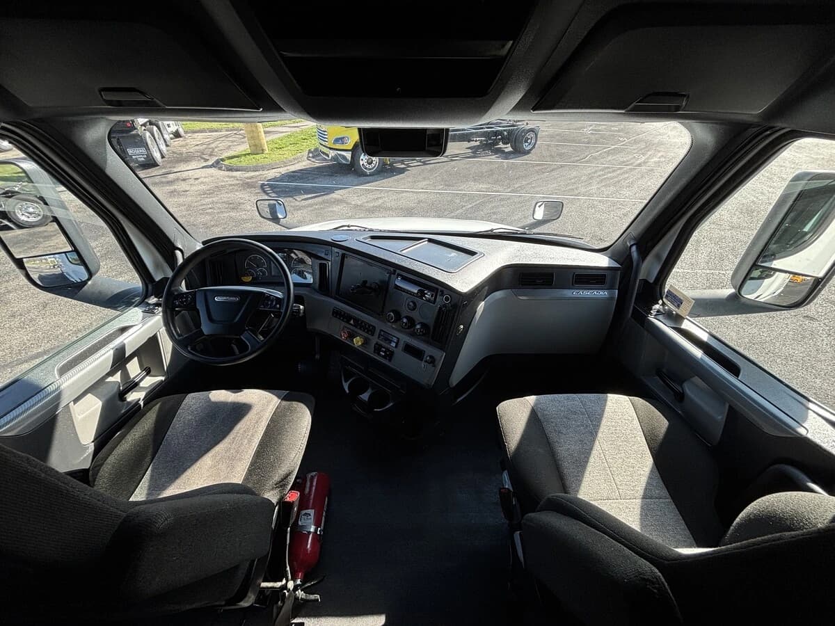 2021 Freightliner Cascadia in Knoxville, TN — photo 19