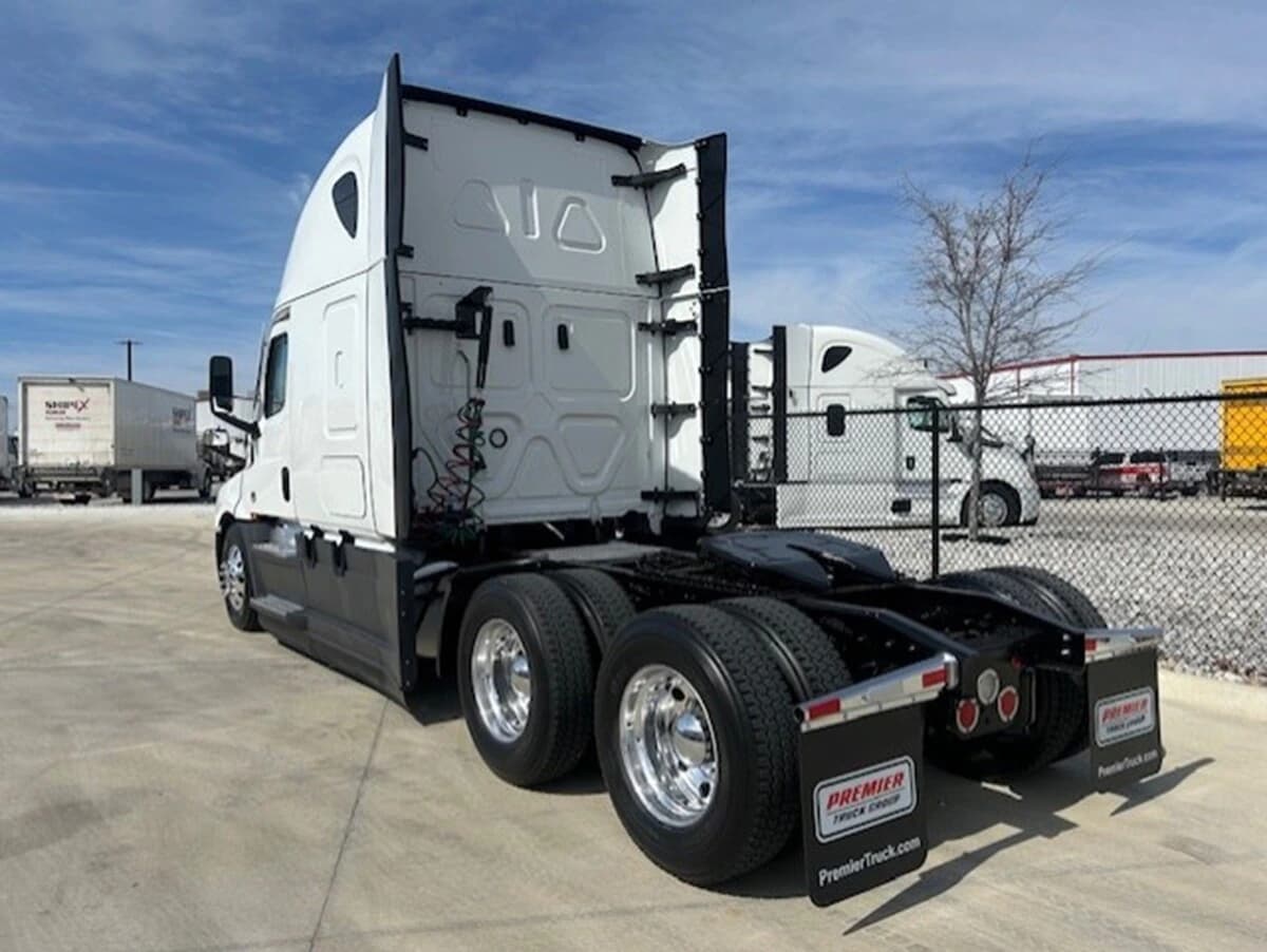 2024 Freightliner Cascadia in Fort Worth, TX — photo 3