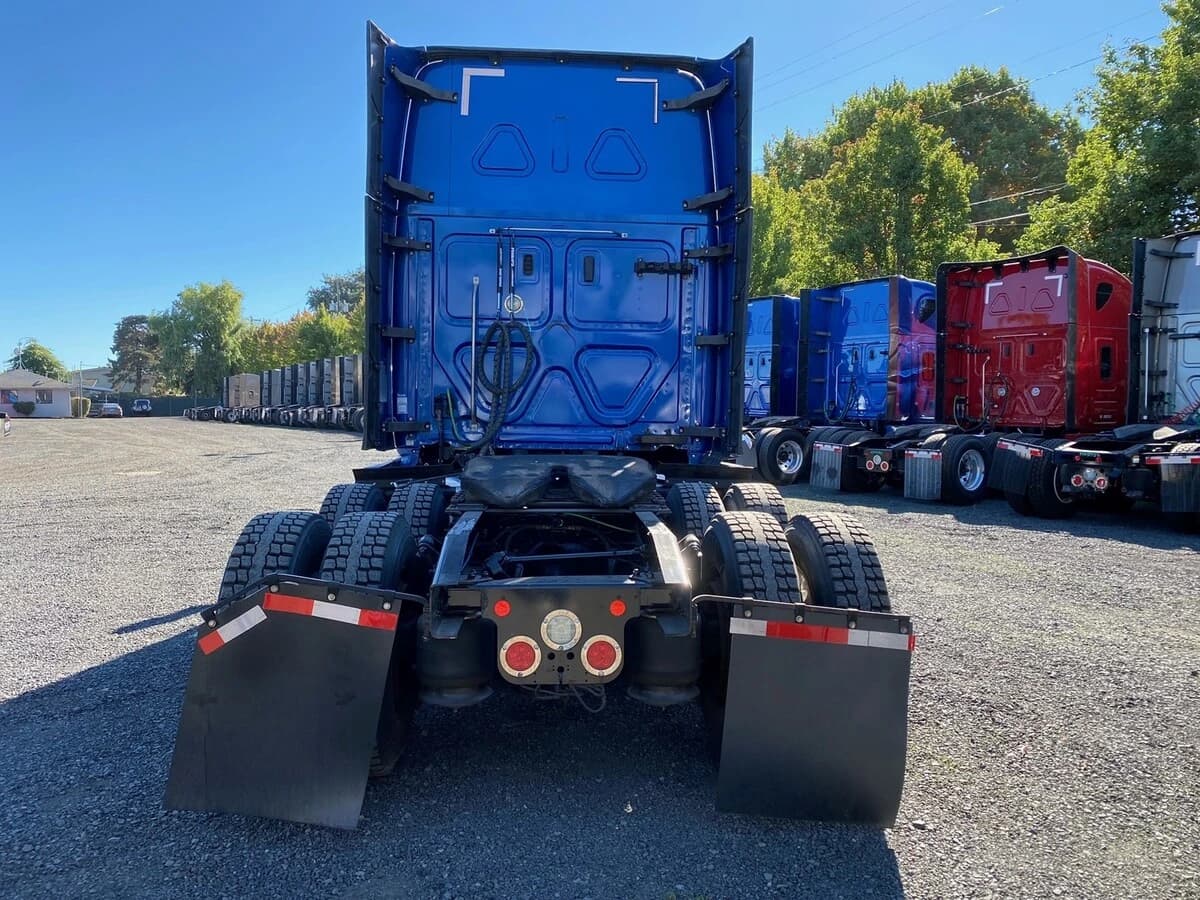 2021 Freightliner Cascadia in Portland, OR — photo 4