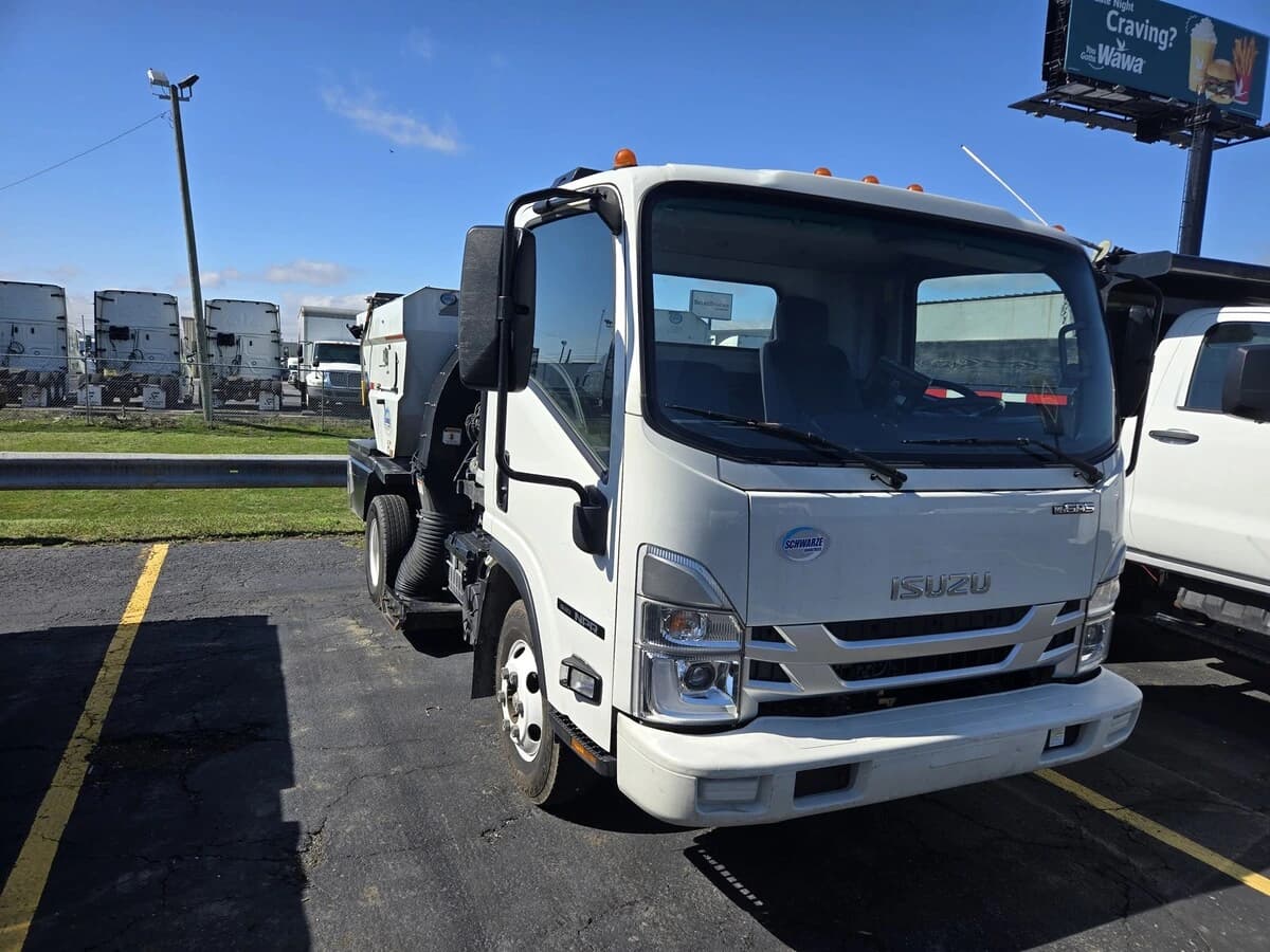 2023 Isuzu NPR in Louisville, KY — photo 4