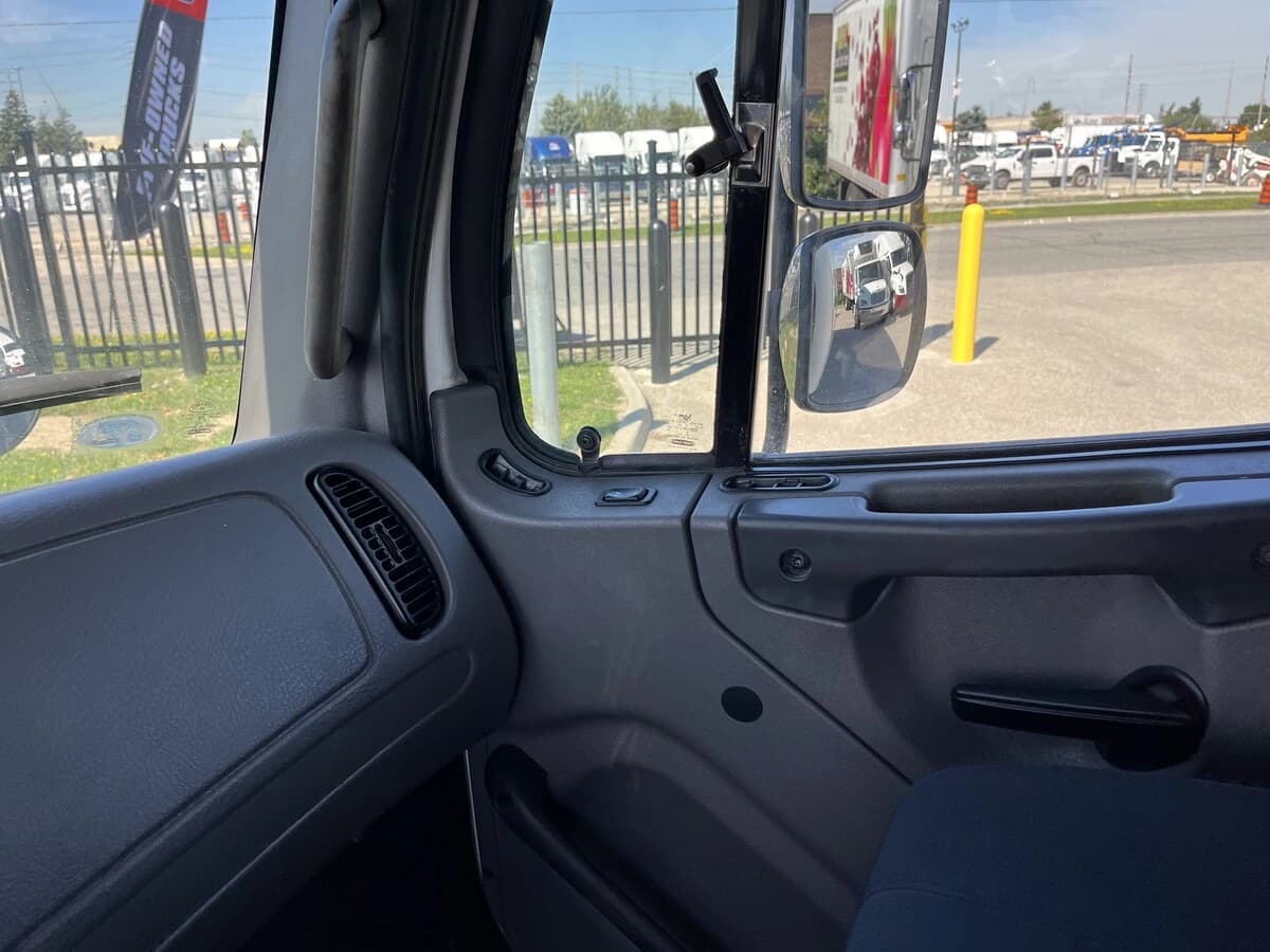 2019 Freightliner M2 106 in Hamilton, ON — photo 26