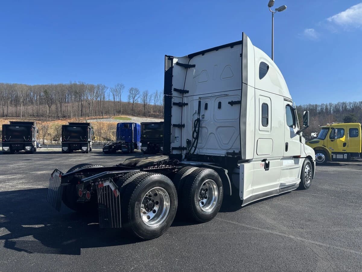 2021 Freightliner Cascadia in Knoxville, TN — photo 7