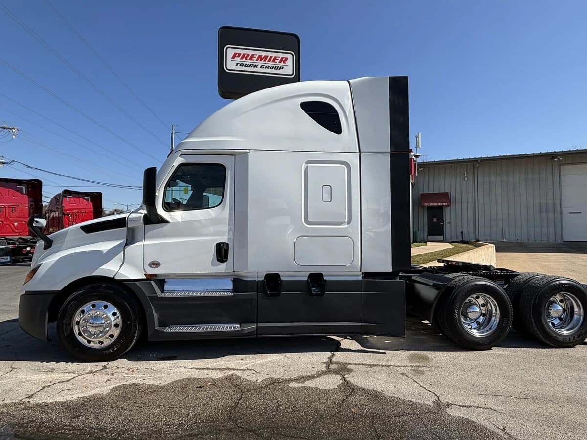 2024 Freightliner Cascadia in Dallas, TX — photo 8