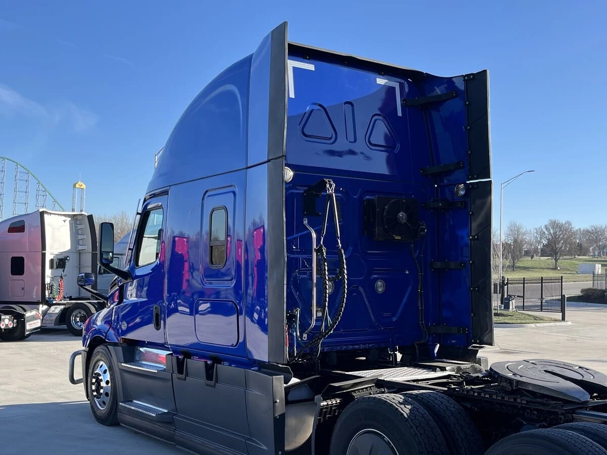 2022 Freightliner Cascadia in Kansas City, MO — photo 8