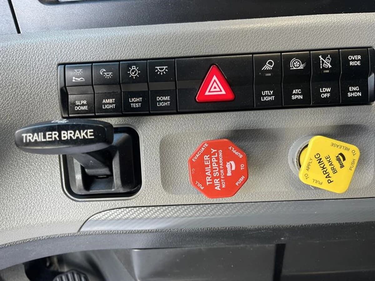 2022 Freightliner Cascadia in Kansas City, MO — photo 5
