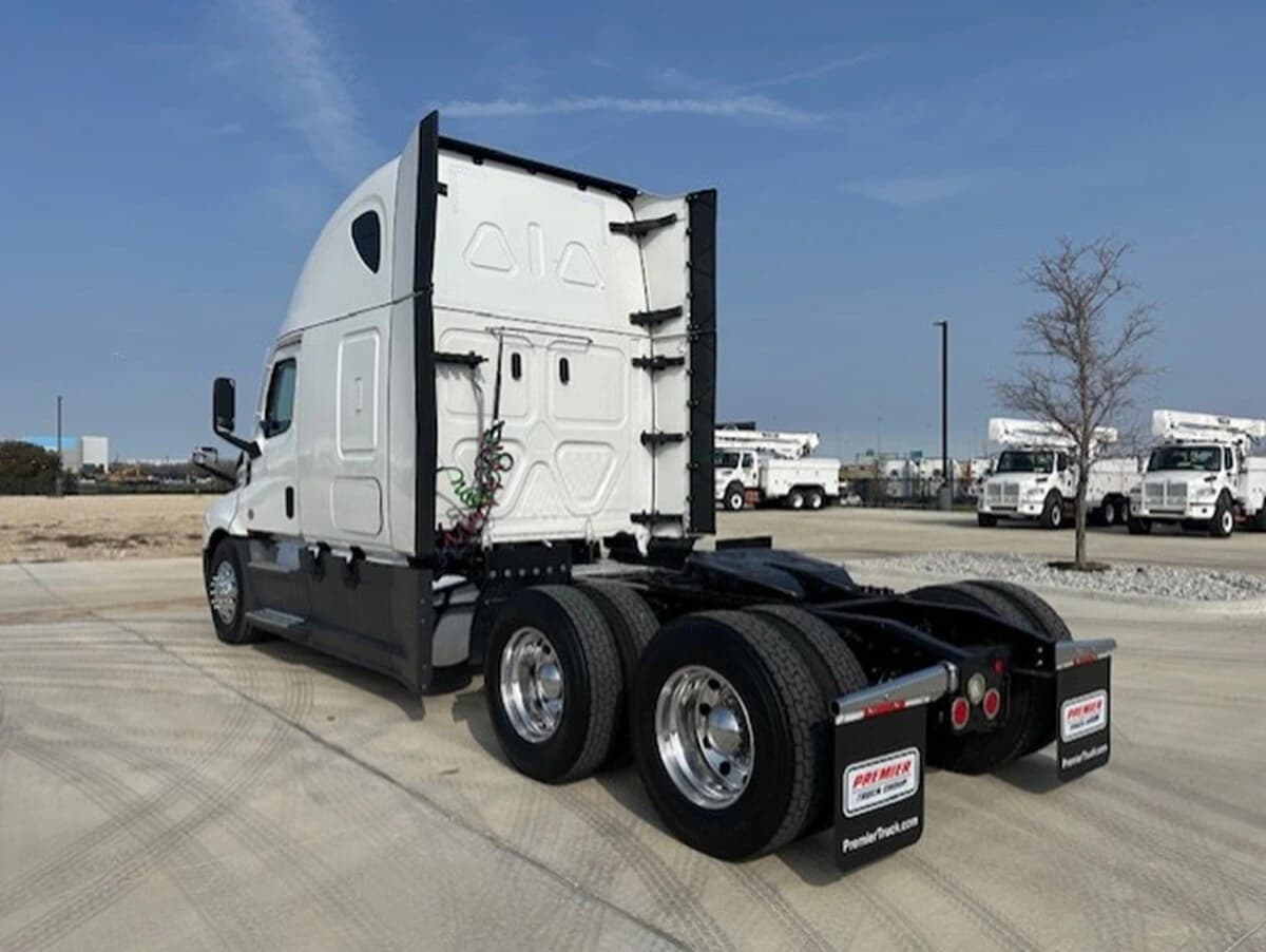 2023 Freightliner Cascadia in Fort Worth, TX — photo 3