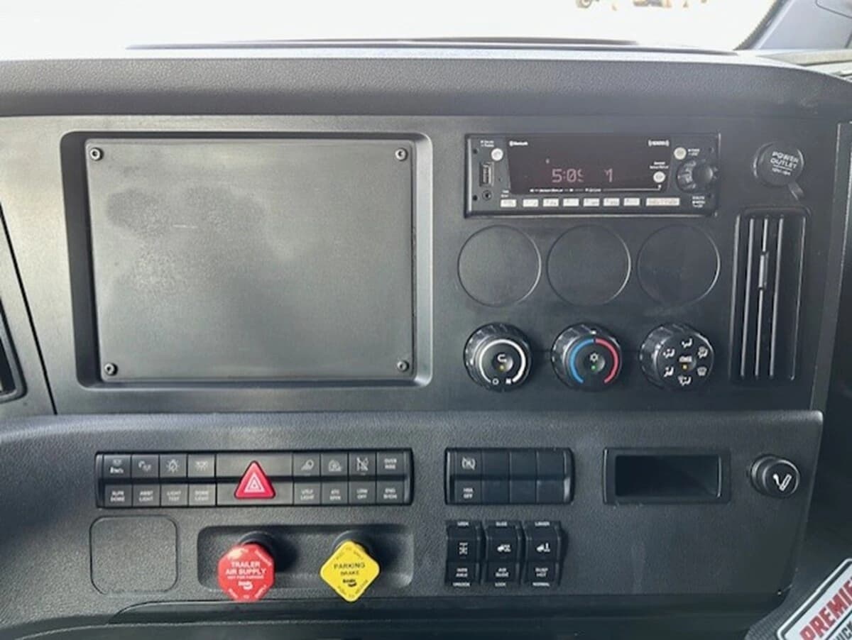 2023 Freightliner Cascadia in Fort Worth, TX — photo 21