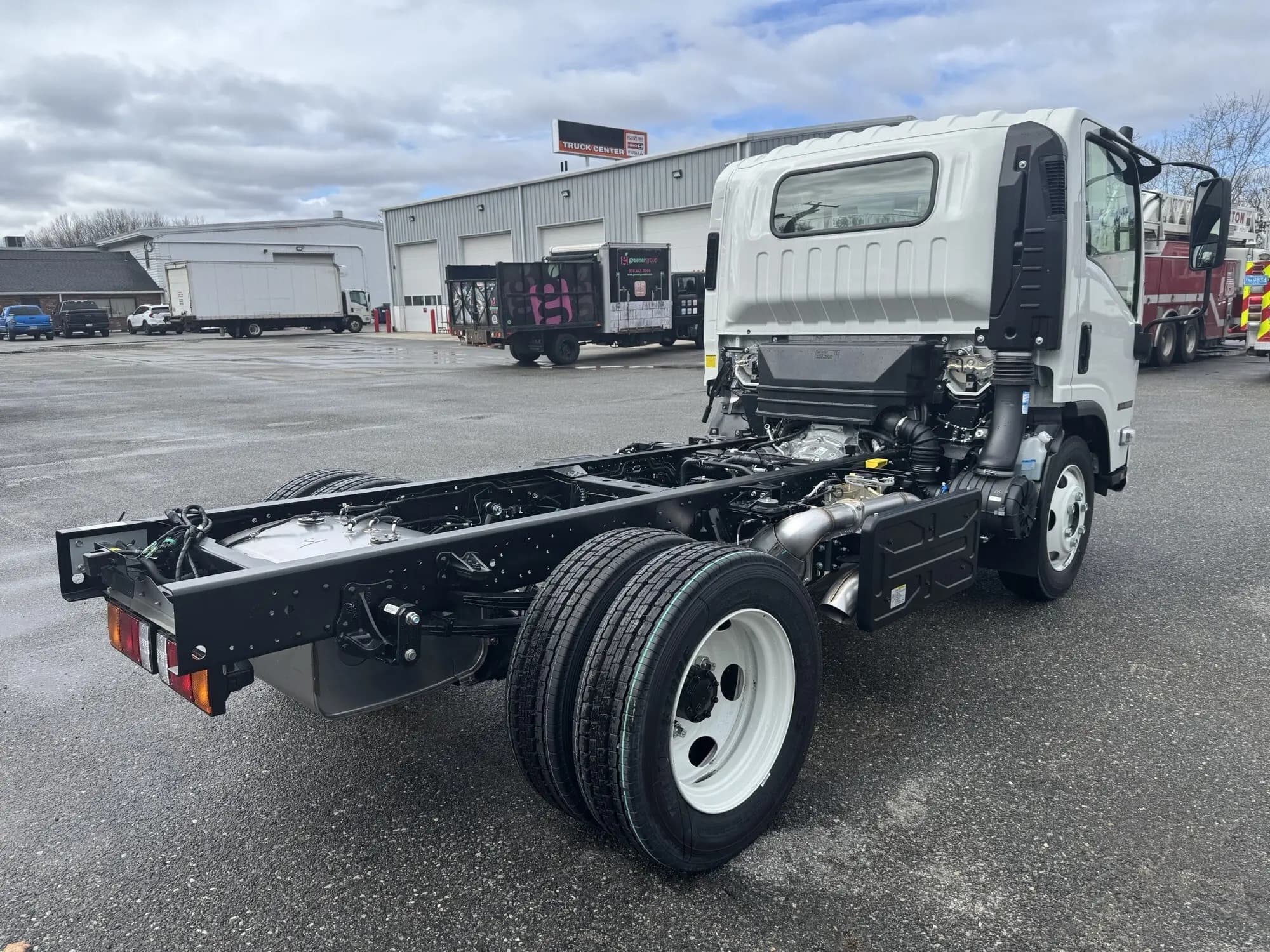 2025 Isuzu NRR in Wilmington, MA — photo 5
