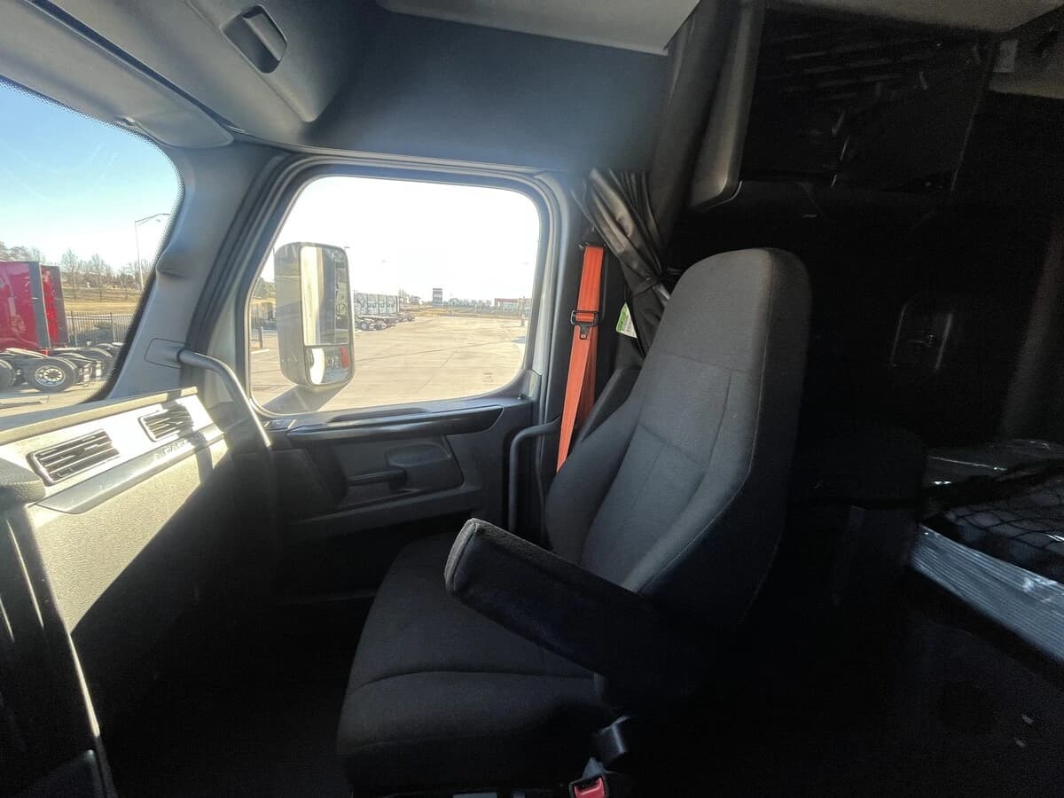 2023 Freightliner Cascadia in Kansas City, MO — photo 21