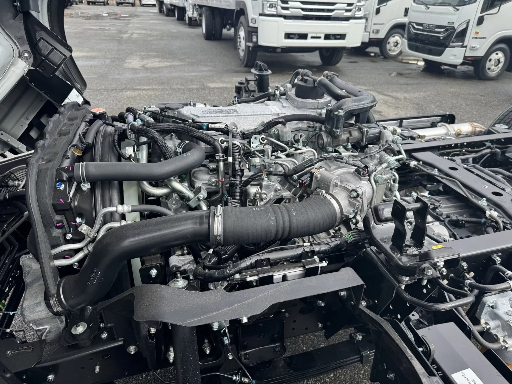 2025 Isuzu NRR in Wilmington, MA — photo 12