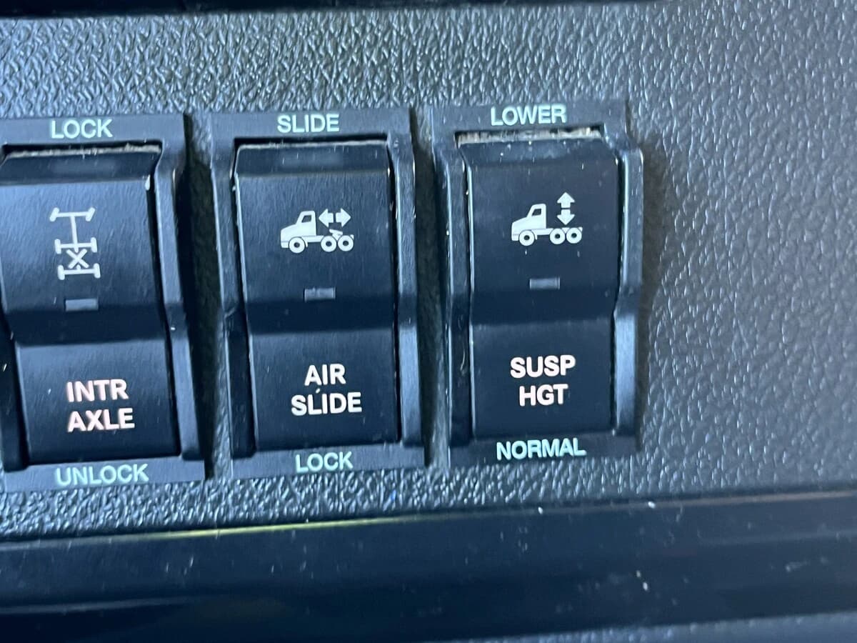 2023 Freightliner Cascadia in Kansas City, MO — photo 18