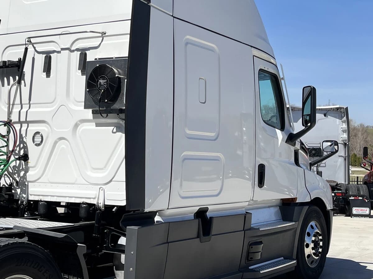 2023 Freightliner Cascadia in Chattanooga, TN — photo 17