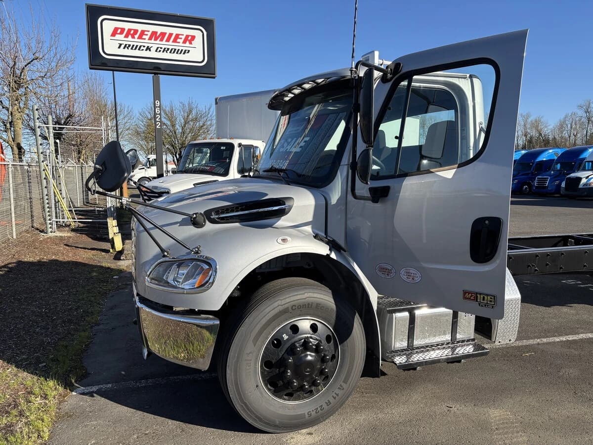2025 Freightliner M2 106 in Portland, OR — photo 5