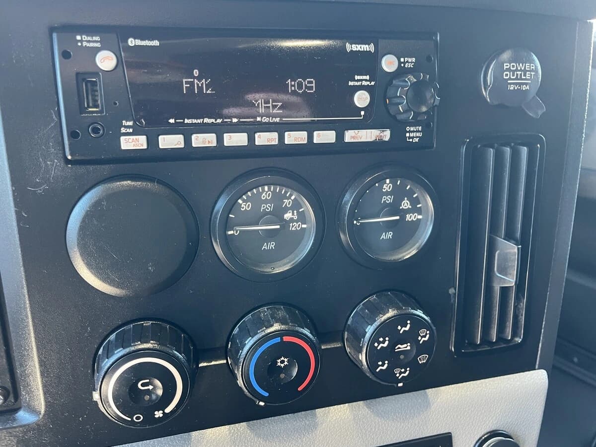 2022 Freightliner Cascadia in Kansas City, MO — photo 26