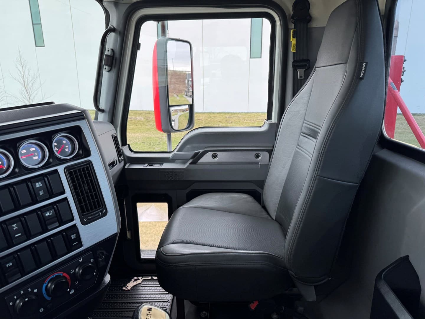 2023 Mack Anthem in Ankeny, IA — photo 17
