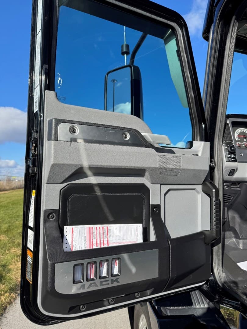 2023 Mack Anthem in Ankeny, IA — photo 11