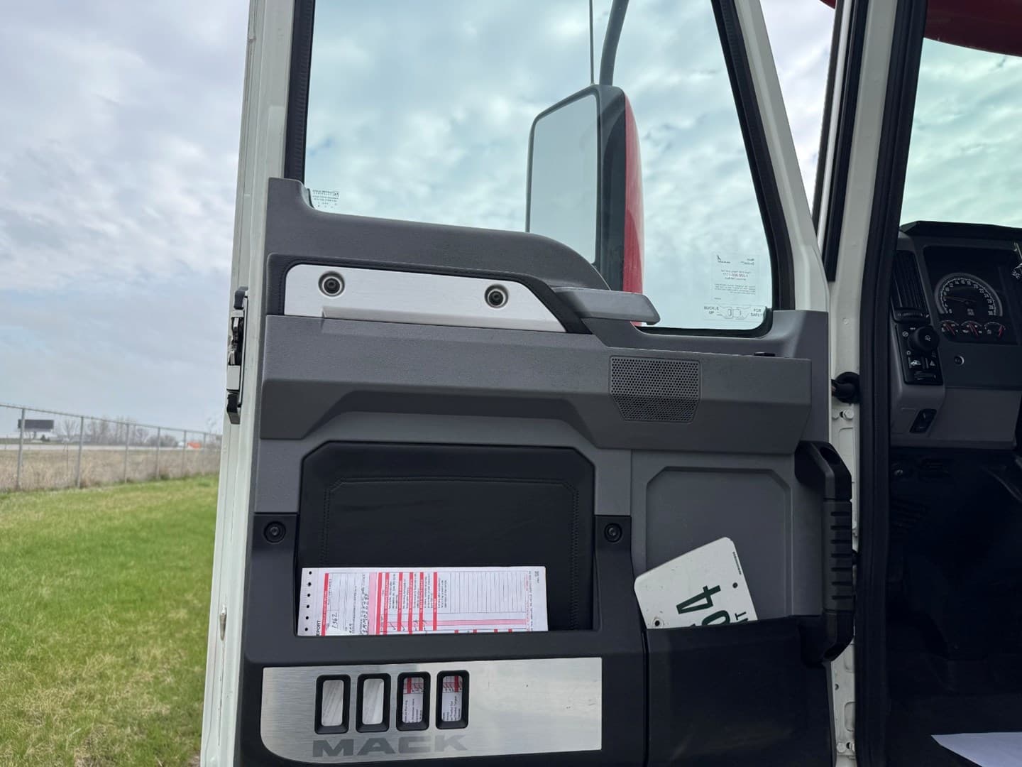 2021 Mack Anthem in Ankeny, IA — photo 11