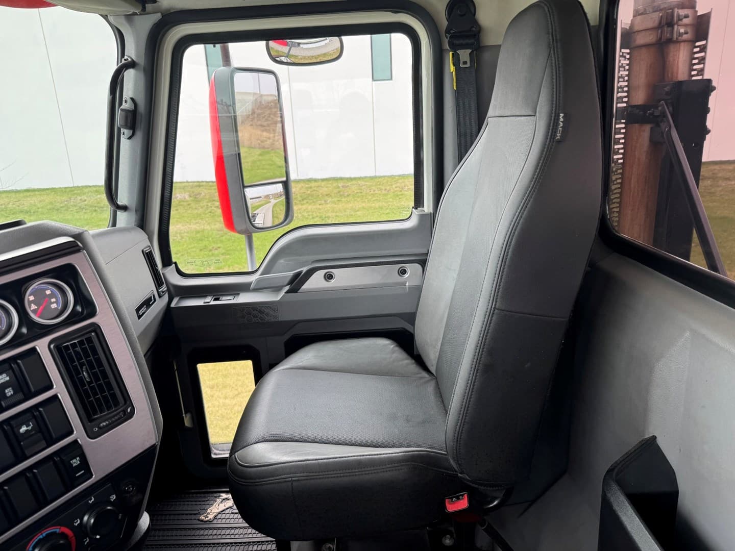 2021 Mack Anthem in Ankeny, IA — photo 17