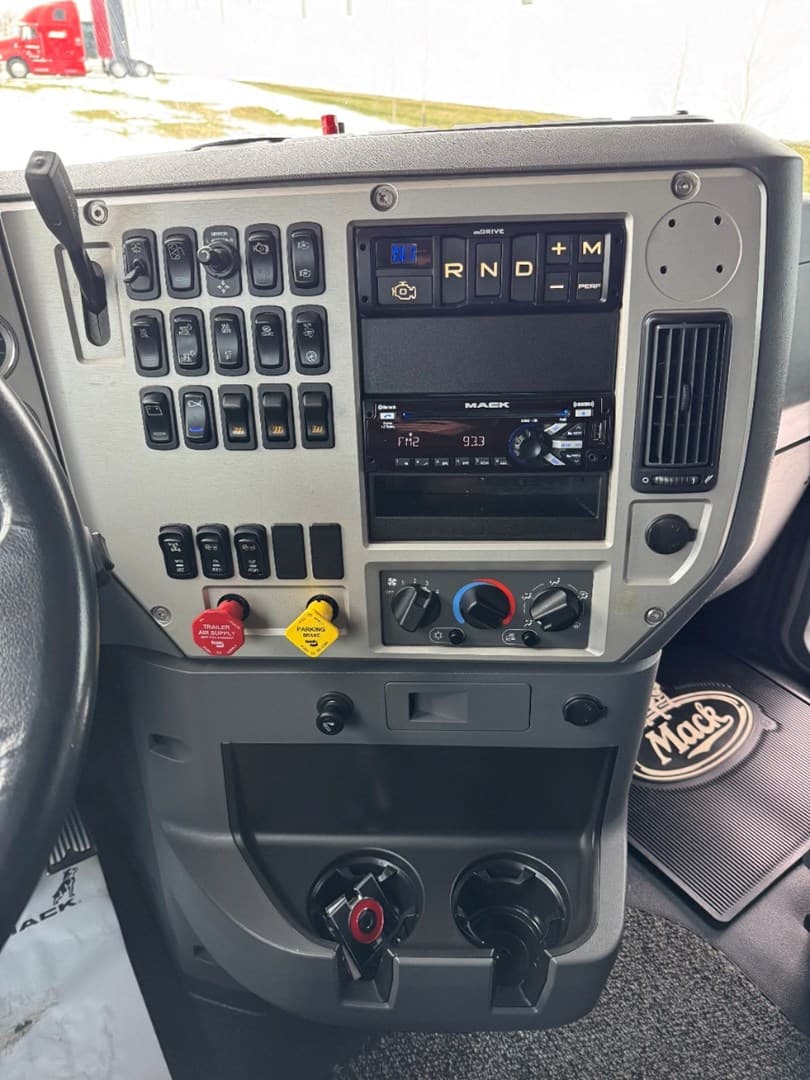 2018 Mack Pinnacle in Carroll, IA — photo 16
