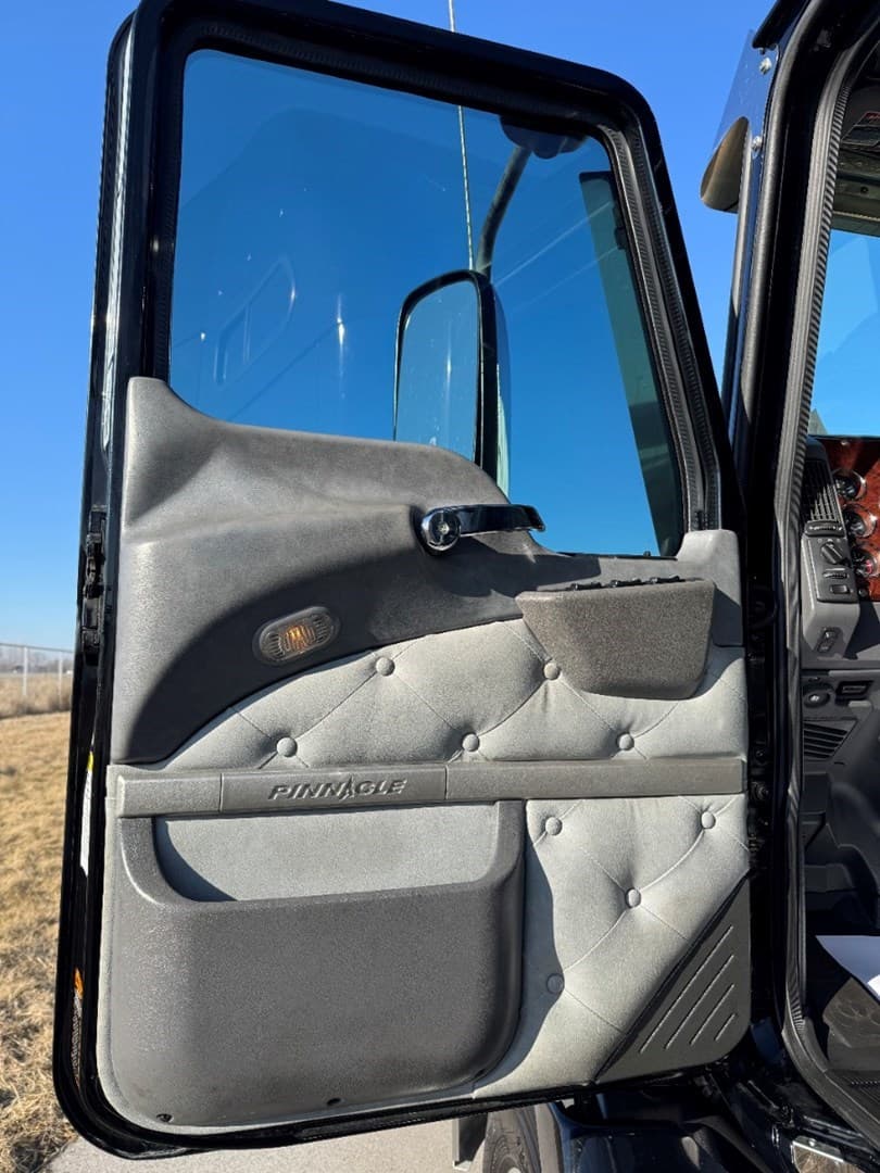 2016 Mack Pinnacle in Ankeny, IA — photo 11