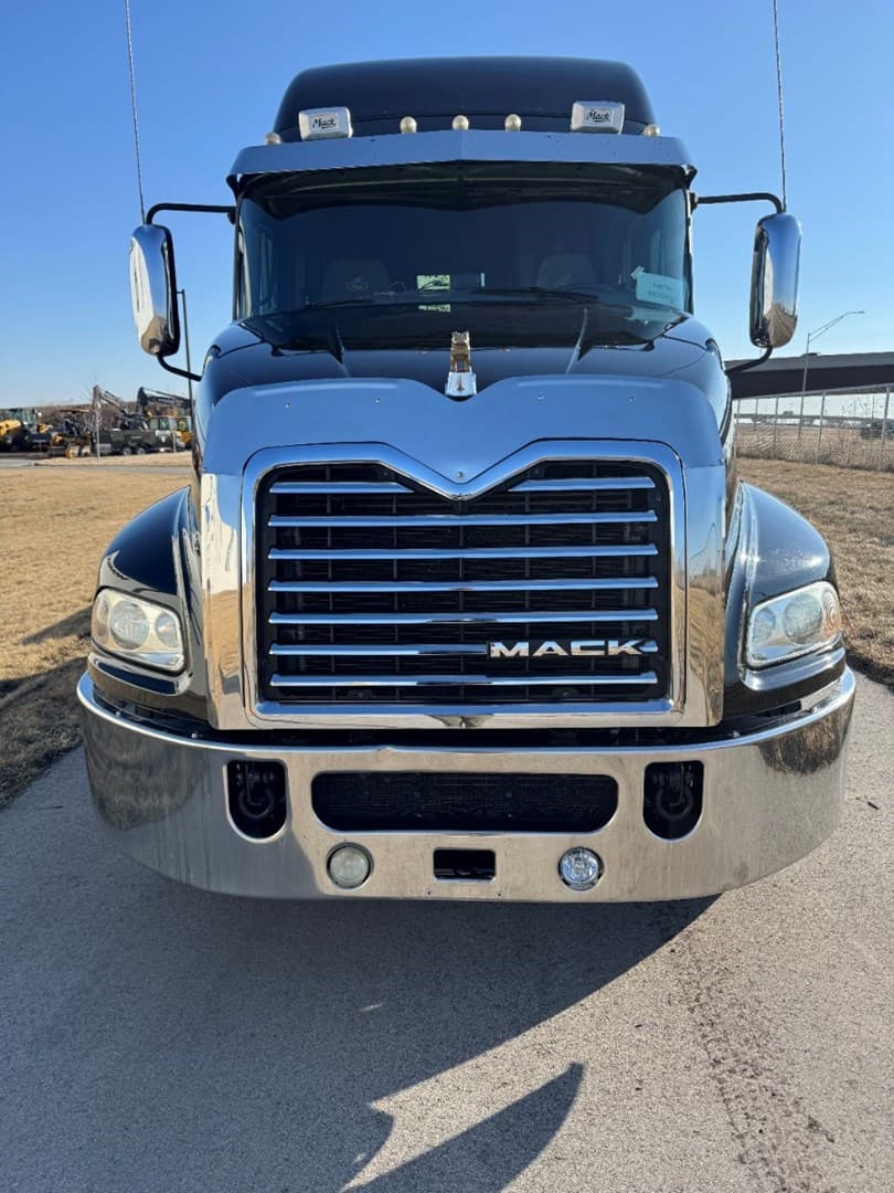 2016 Mack Pinnacle in Ankeny, IA — photo 2