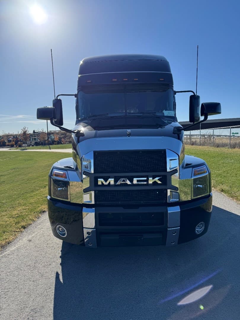 2022 Mack Anthem in Carroll, IA — photo 2
