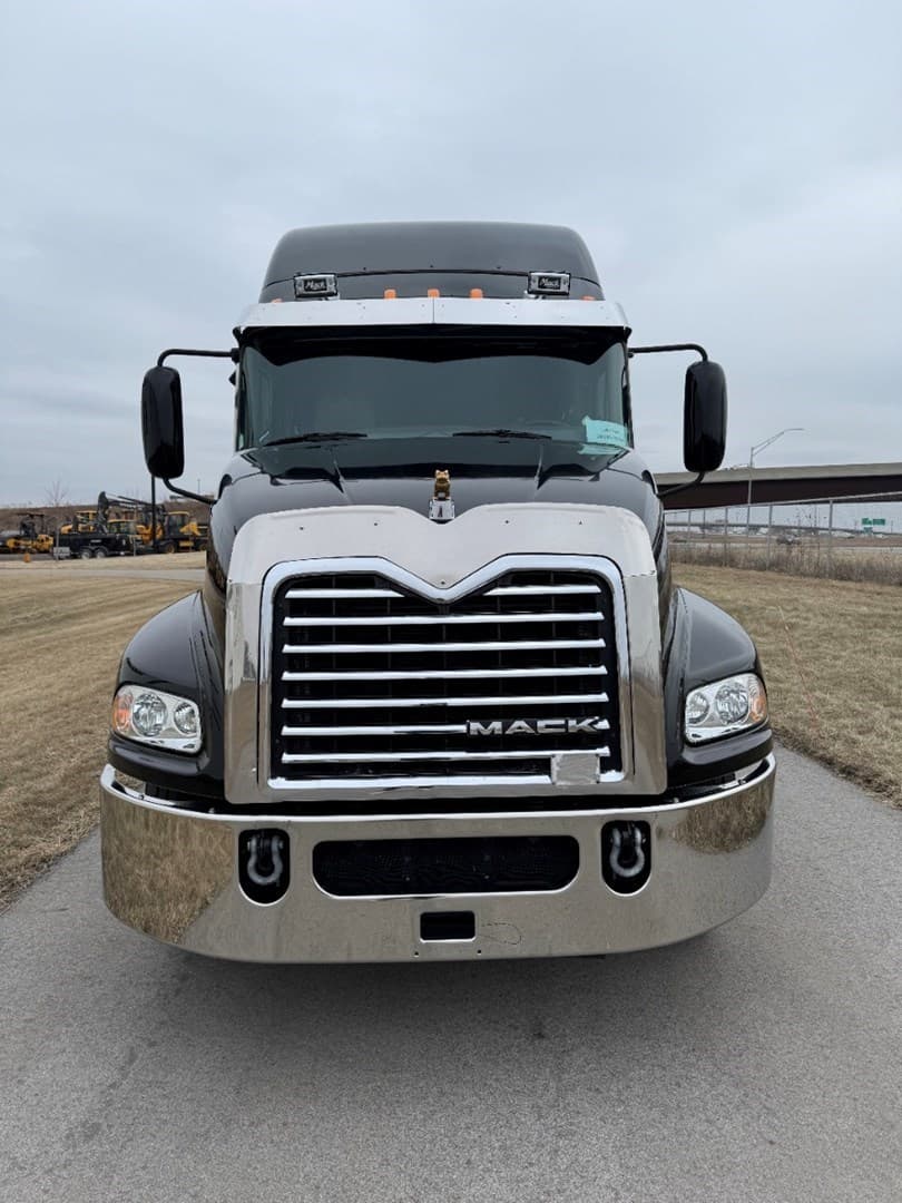 2017 Mack Pinnacle in Carroll, IA — photo 2