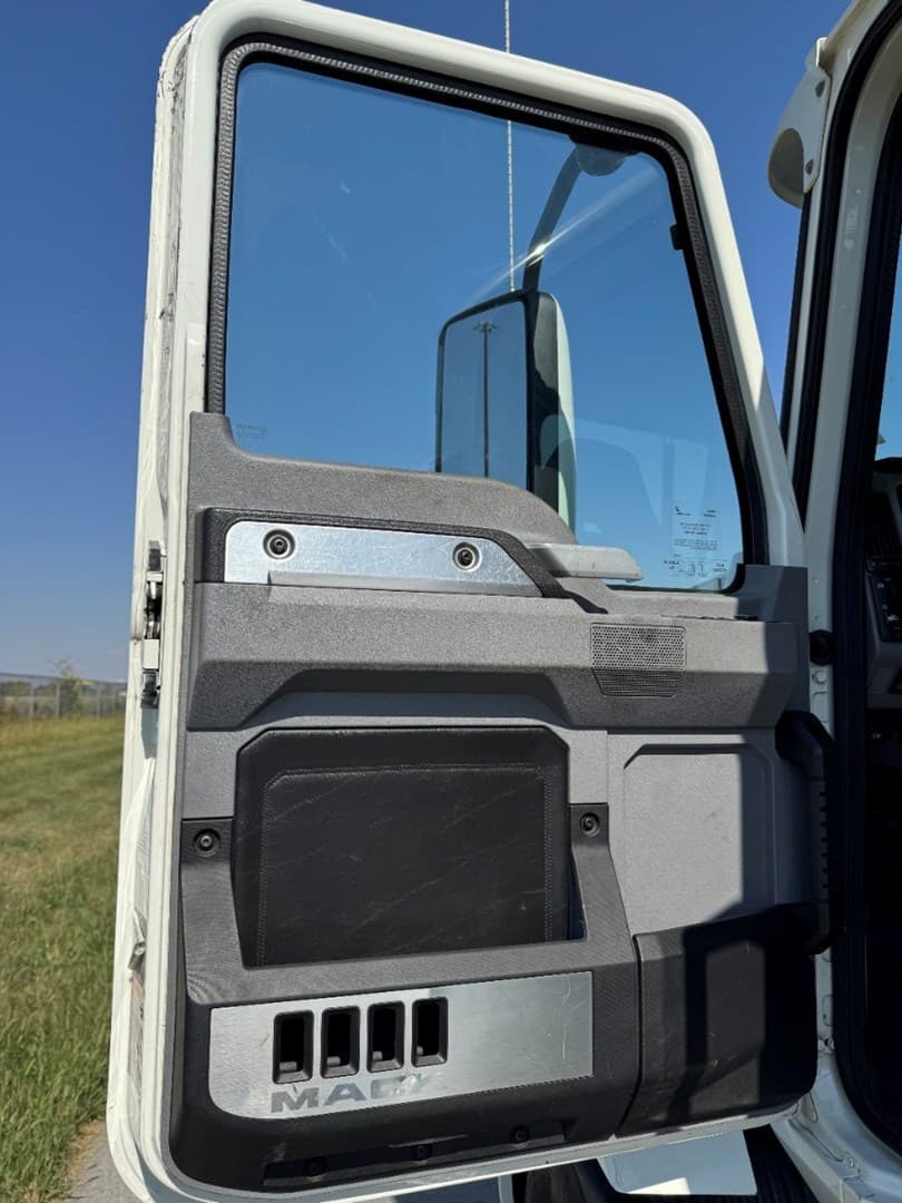 2022 Mack Anthem in Carroll, IA — photo 11