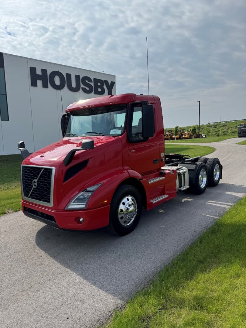 2020 VOLVO VNR300 - USED TRUCKS DAY CAB