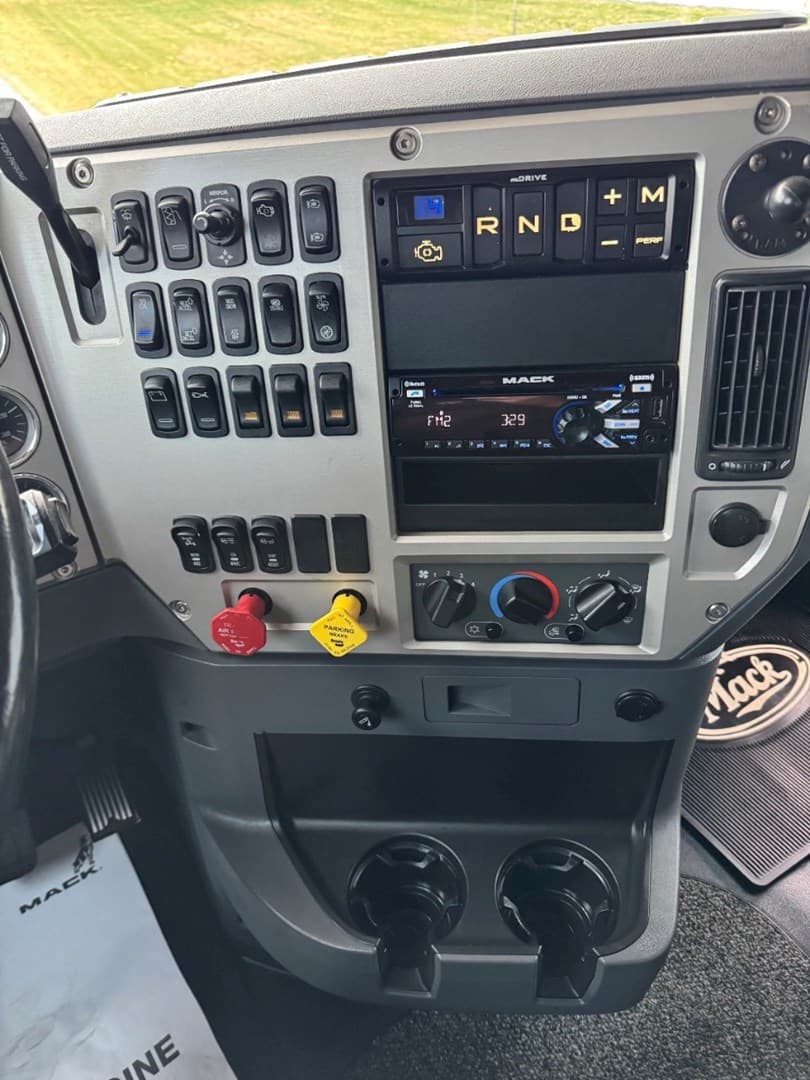 2018 Mack Pinnacle in Carroll, IA — photo 16