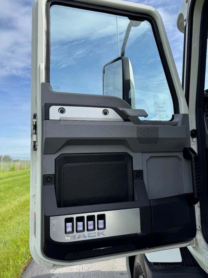 2022 Mack Anthem in Carroll, IA — photo 11