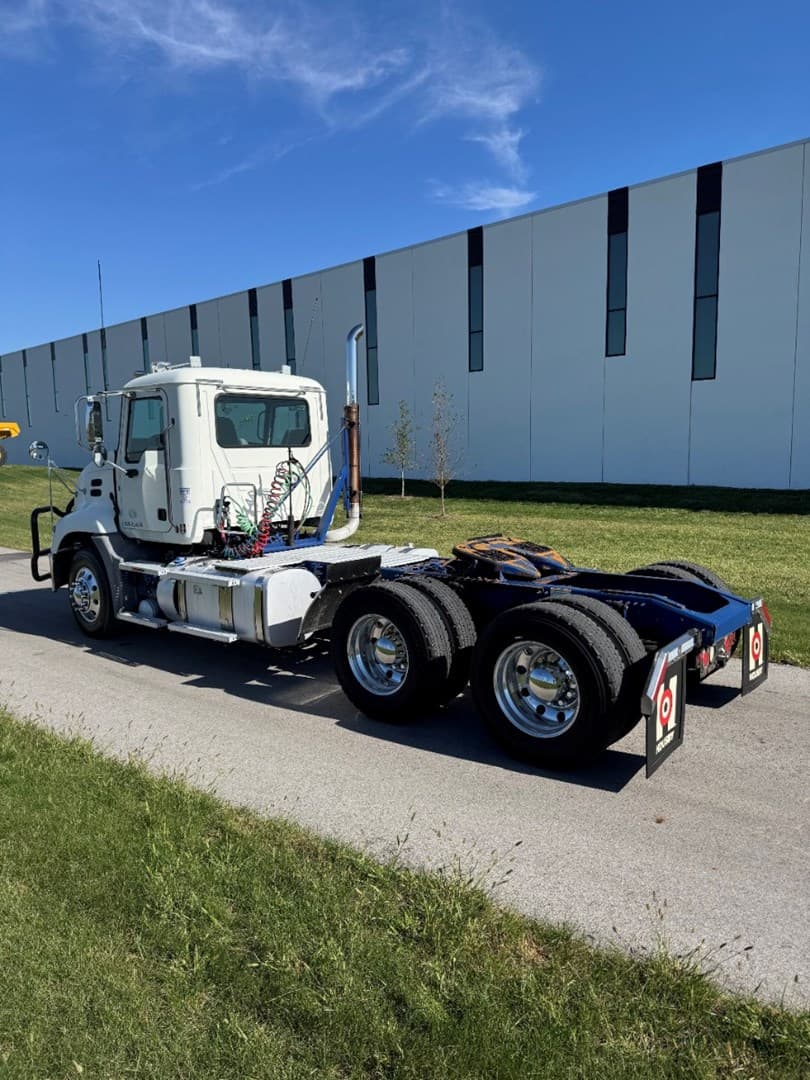2017 Mack Pinnacle in Carroll, IA — photo 4
