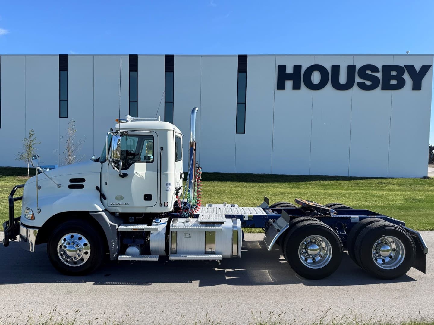 2017 Mack Pinnacle in Carroll, IA — photo 3