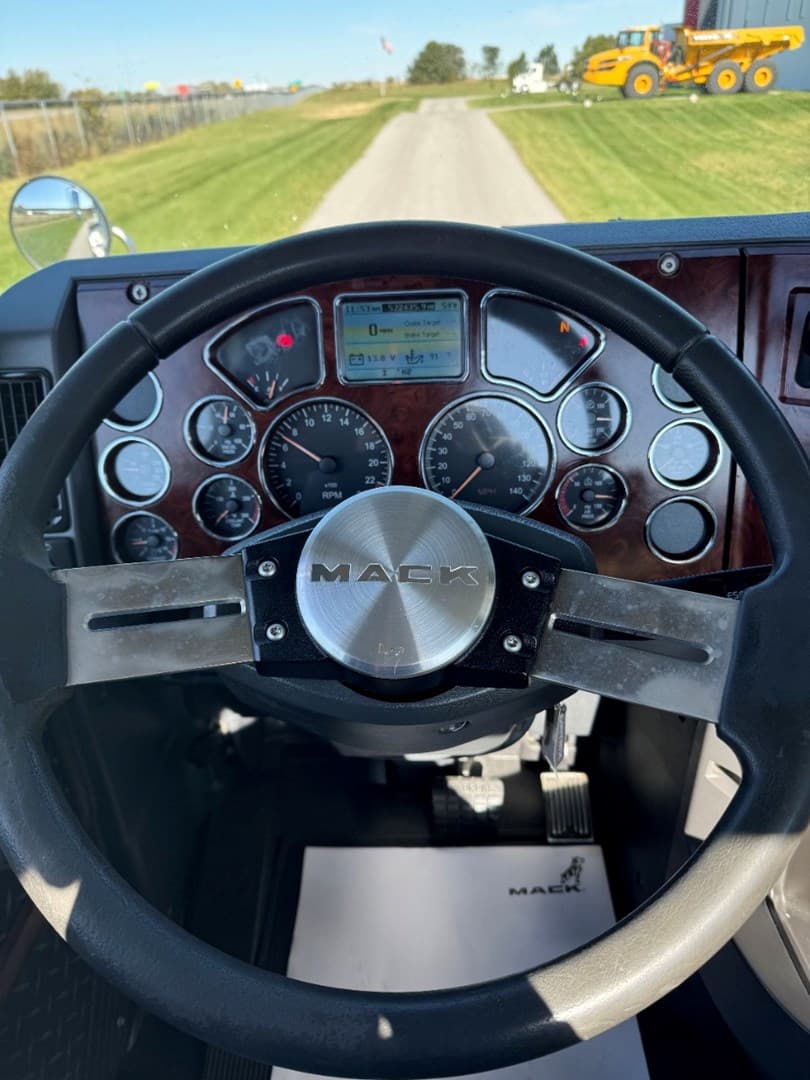 2017 Mack Pinnacle in Carroll, IA — photo 14