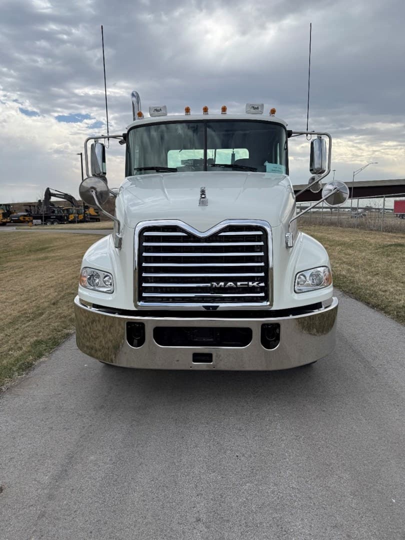 2018 Mack Pinnacle in Ankeny, IA — photo 2
