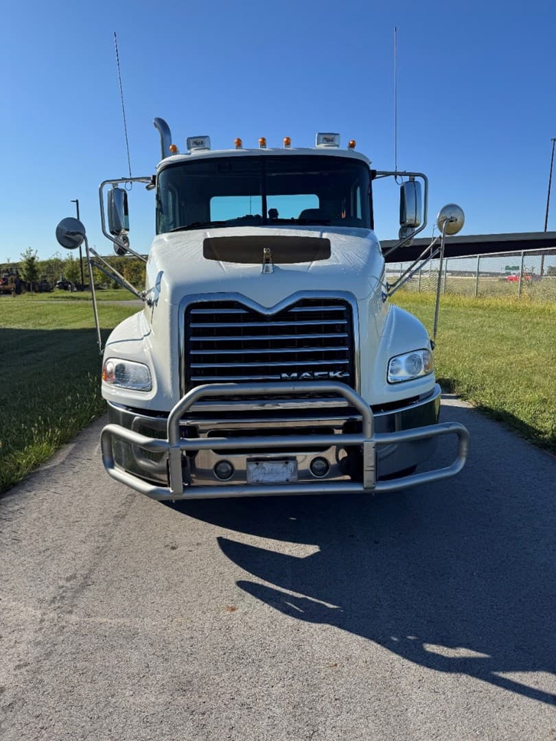 2016 Mack Pinnacle in Ankeny, IA — photo 2