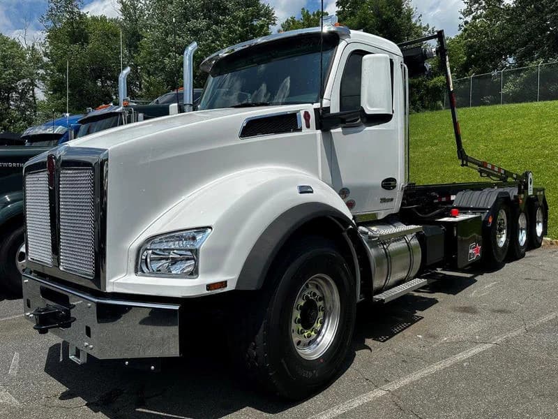 2025 Kenworth T880