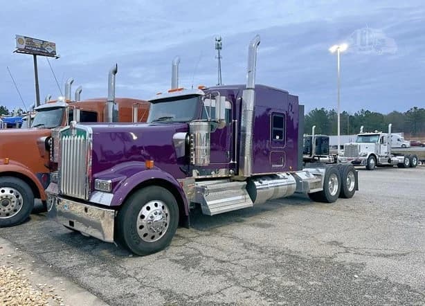 2023 Kenworth W900
